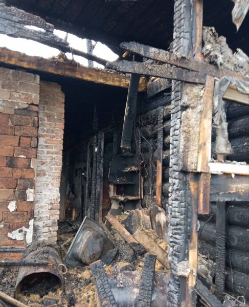 Находившийся в отпуске участковый оказал помощь при тушении горящего дома в Курагино